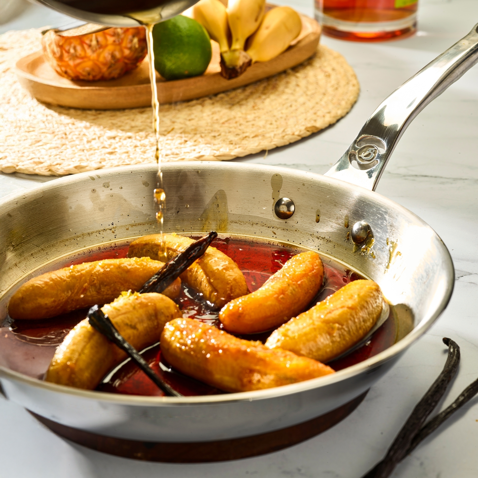 Gekochte Bananen in Vanille-Karamellsauce in Pfanne