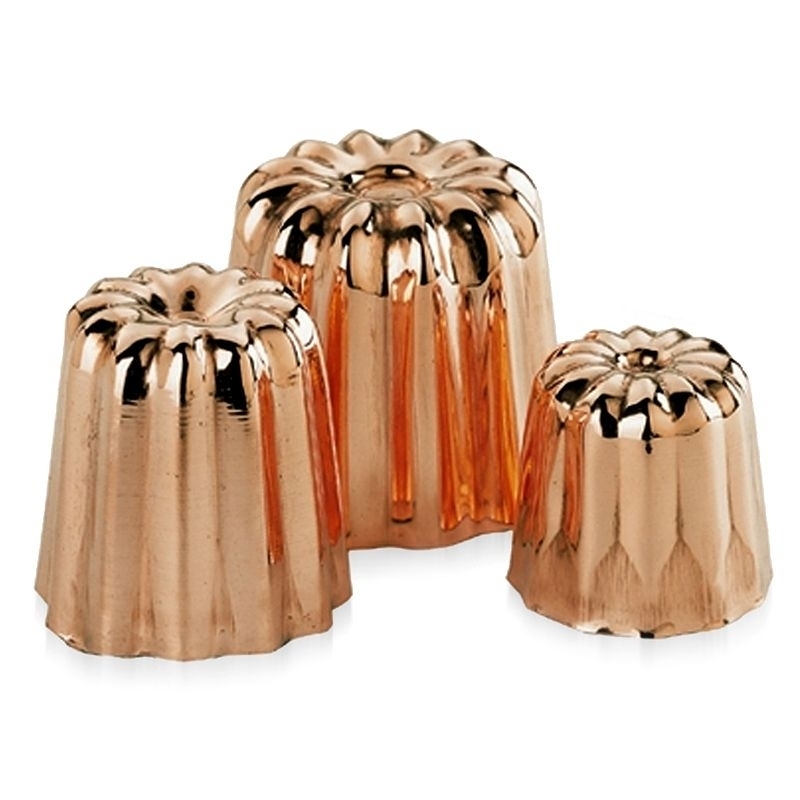 O canele está soe uma superfície de madeira em estilo rústico | Foto O canele está soe uma superfície de madeira em estilo rústico | Foto