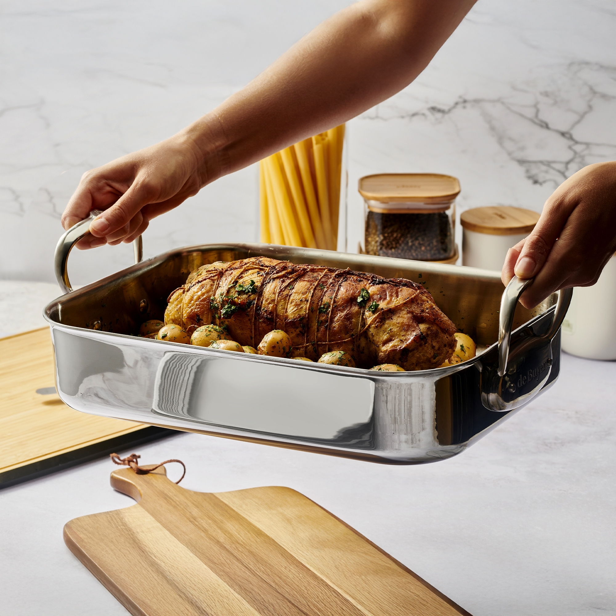 High-quality stainless steel roasting pan with roast