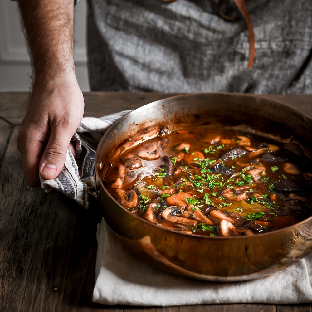 de Buyer - Niederer Bratentopf mit Gusseisengriffen und Deckel 28 cm de Buyer - Niederer Bratentopf mit Gusseisengriffen und Deckel 28 cm