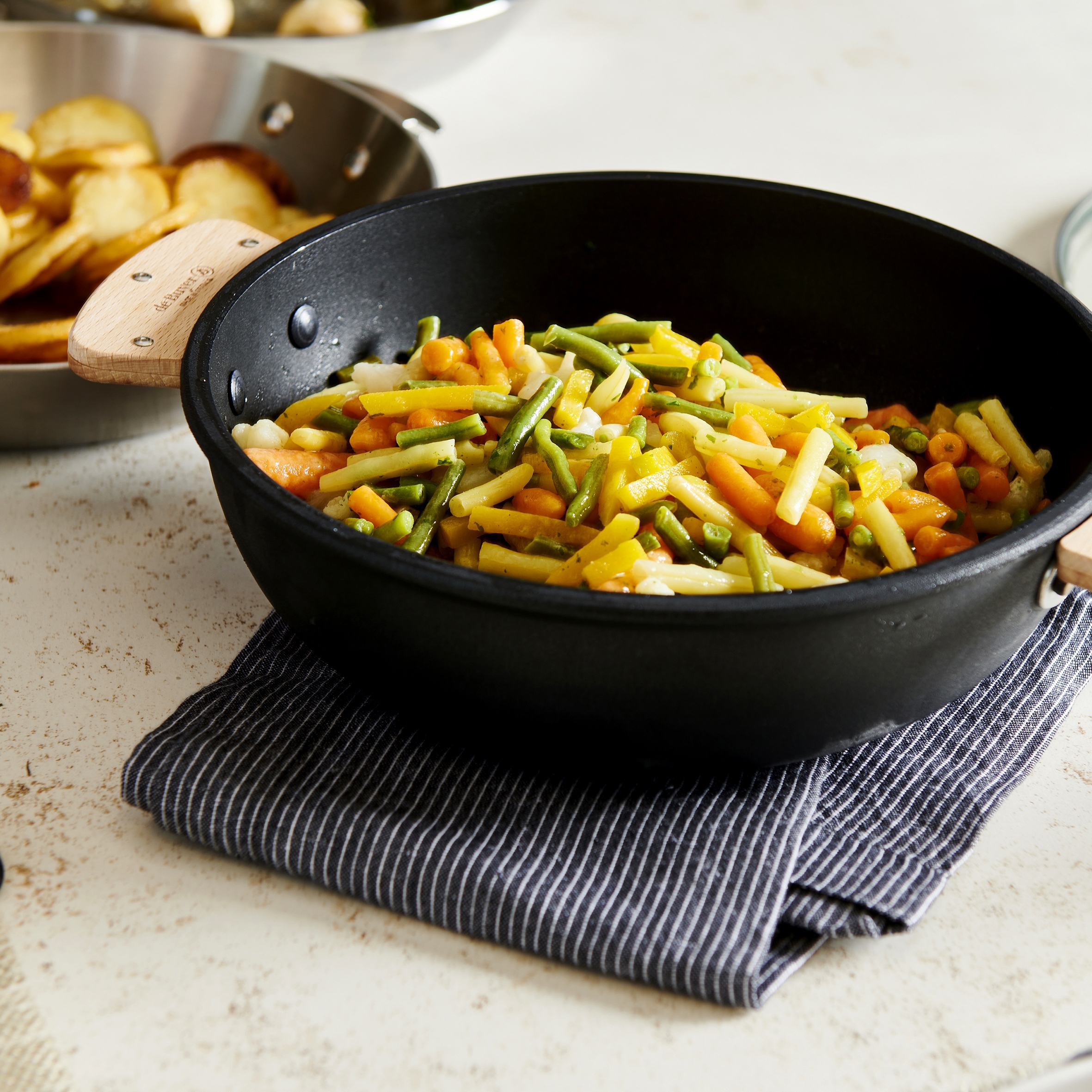 de Buyer - Non-stick Sauté Pan in 2 Sizes - CHOC EXTREME LOQI de Buyer - Non-stick Sauté Pan in 2 Sizes - CHOC EXTREME LOQI